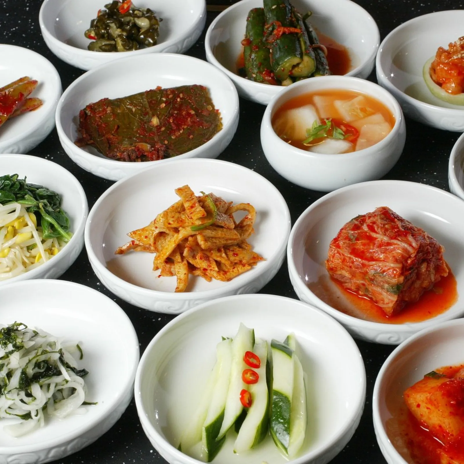 점심엔 반찬 일곱 가지 8,000원 백반